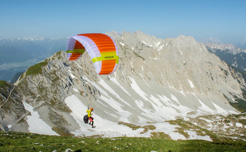 Лишь уверенно освоив посадку на старт (топ-лендинг), вы по-настоящему откроете для себя горы. Фото: Nova Paragliders.