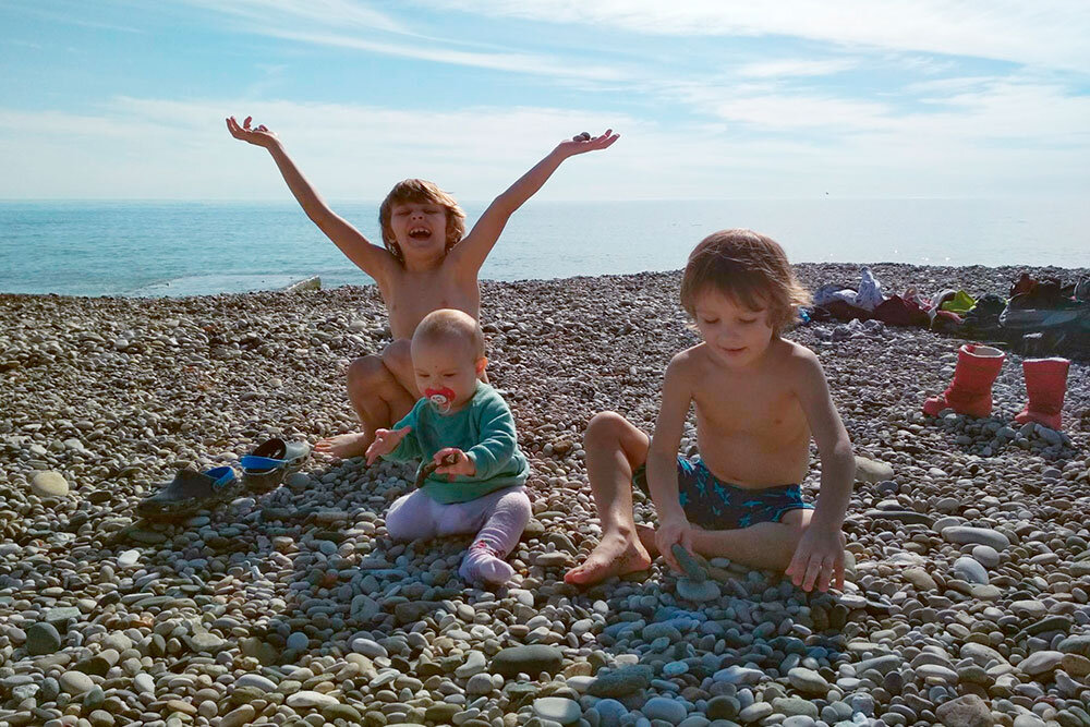 Зимой погода переменчива — советую взять и купальники, и демисезонные куртки