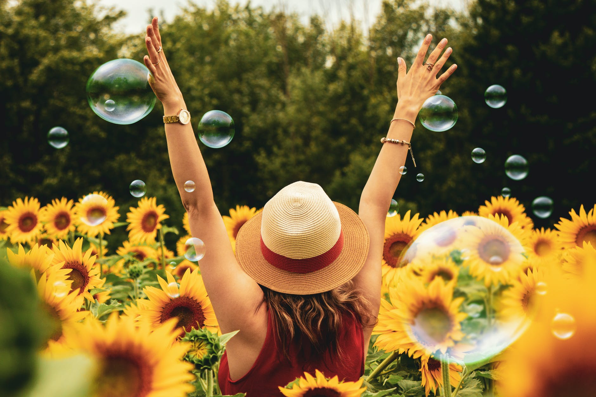Фото https://www.pexels.com/photo/woman-surrounded-by-sunflowers-1263986/