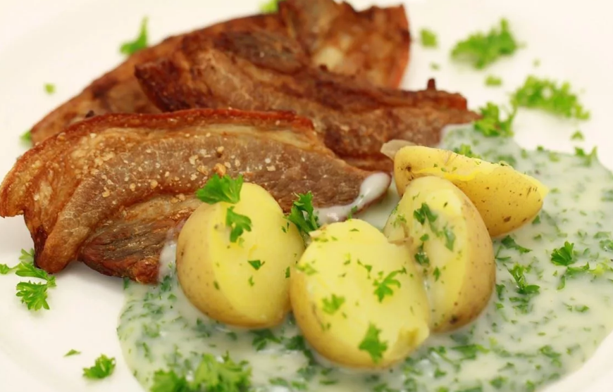 Stegt flesk og persille sovs