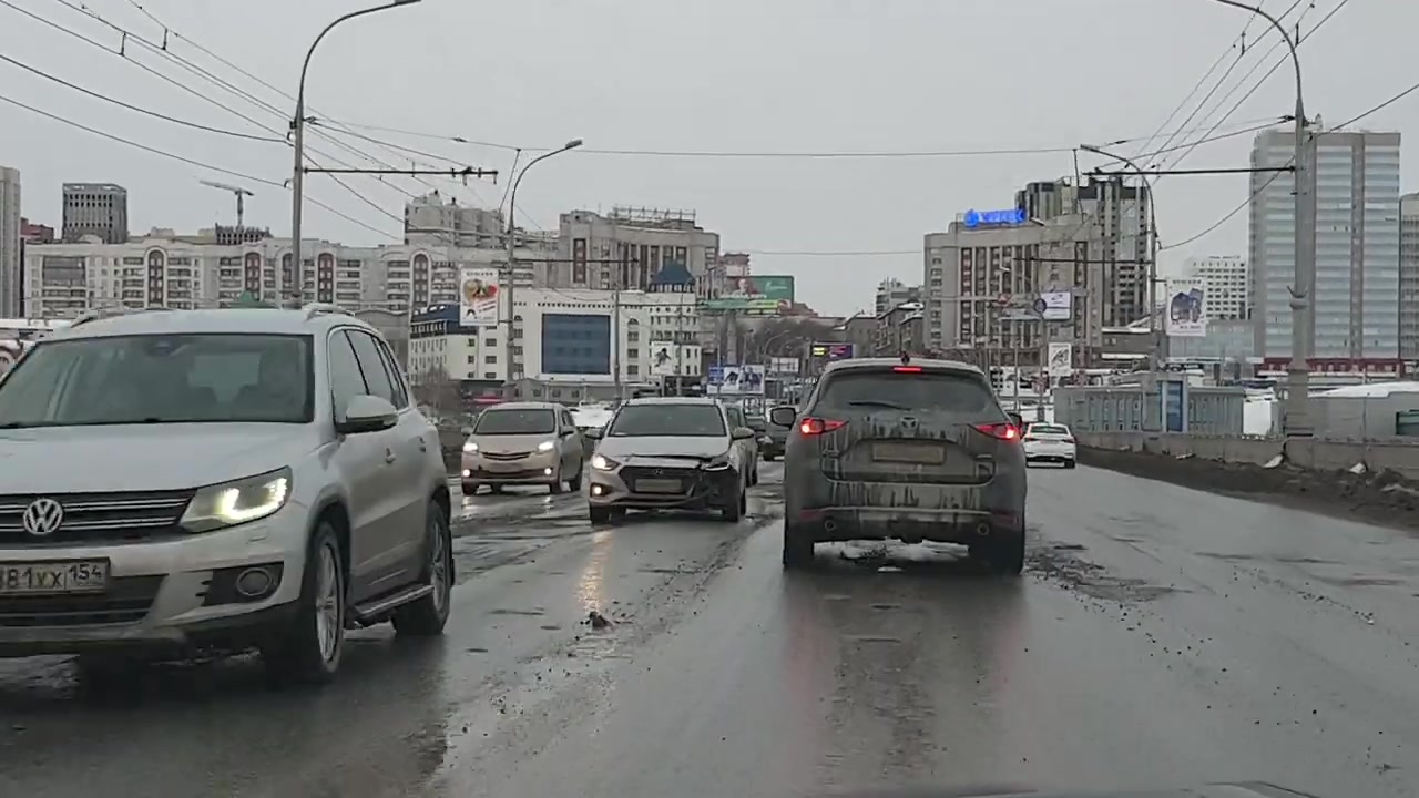 Аварийное состояние дороги на Коммунальном мосту в Новосибирске. Мэр  Новосибирска - Вы где?