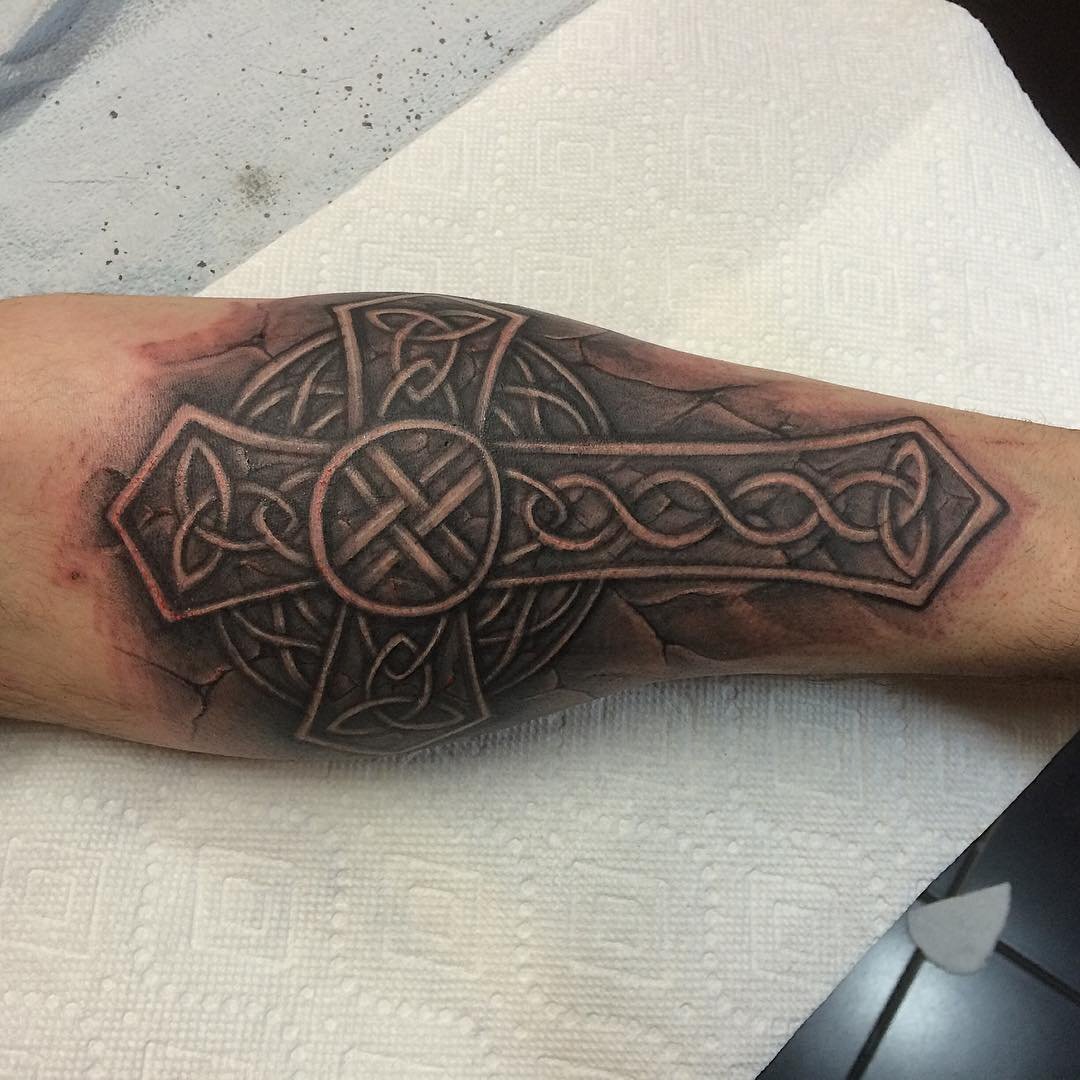 Значение тату с кельтским крестом