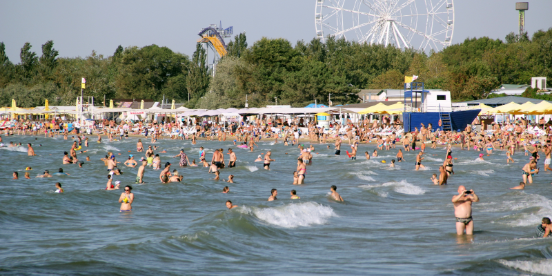 Городской пляж города Анапа - удобное место для посещения с детьми, т.к. глубина начинается достаточно далеко от берега