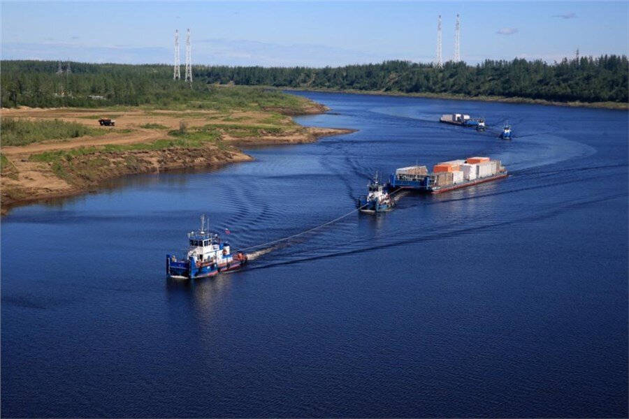Теплоходы Енисейского речного пароходства доставляют грузы на Ванкор. Фото newslab.ru 