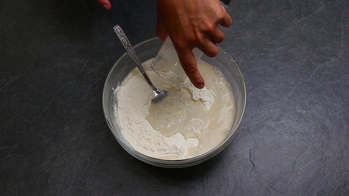 Видео как замешивают тесто. Перемешивать. Тянущееся тесто в руках. Замесить тесто в измельчителе. Измельчить в ручную тесто.