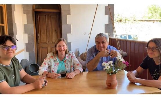 Линн Трейси в гостях у сюникцев