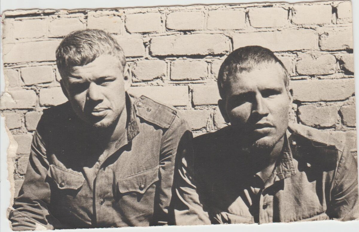 Отец-солдат с товарищем, середина 1960 -х годов. Не ясно -какой период службы. но по внешности сразу  ясно, что 2 или 3 год службы. Стройбат, Подмосковье.