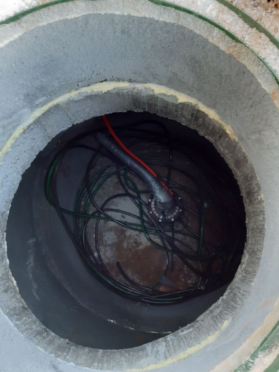 Скважина в кессоне с оголовком и изоляцией