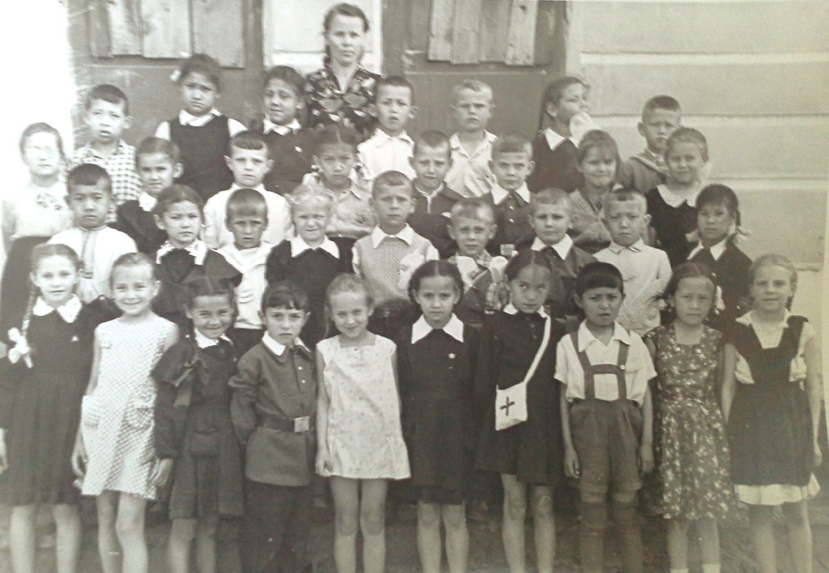 Моя мама - учительница начальных классов.  В её классе - 35 человек, школе нужен ремонт, а я должна понять, что проблем много и без меня