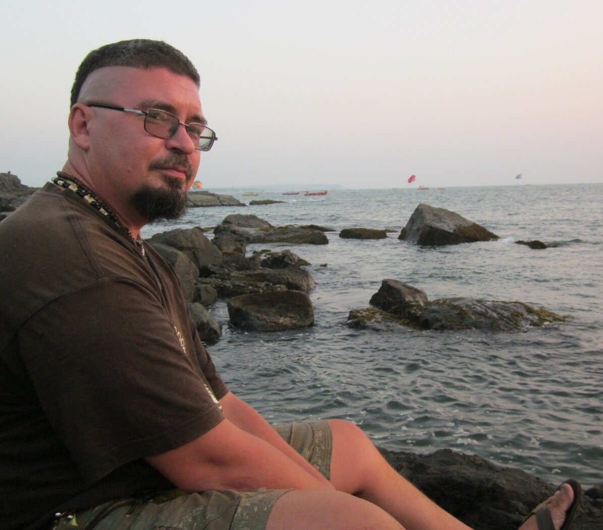 Тот момент, когда сидишь на берегу Аравийского моря и не подозреваешь, какой финт выкинет жизнь через несколько лет... 