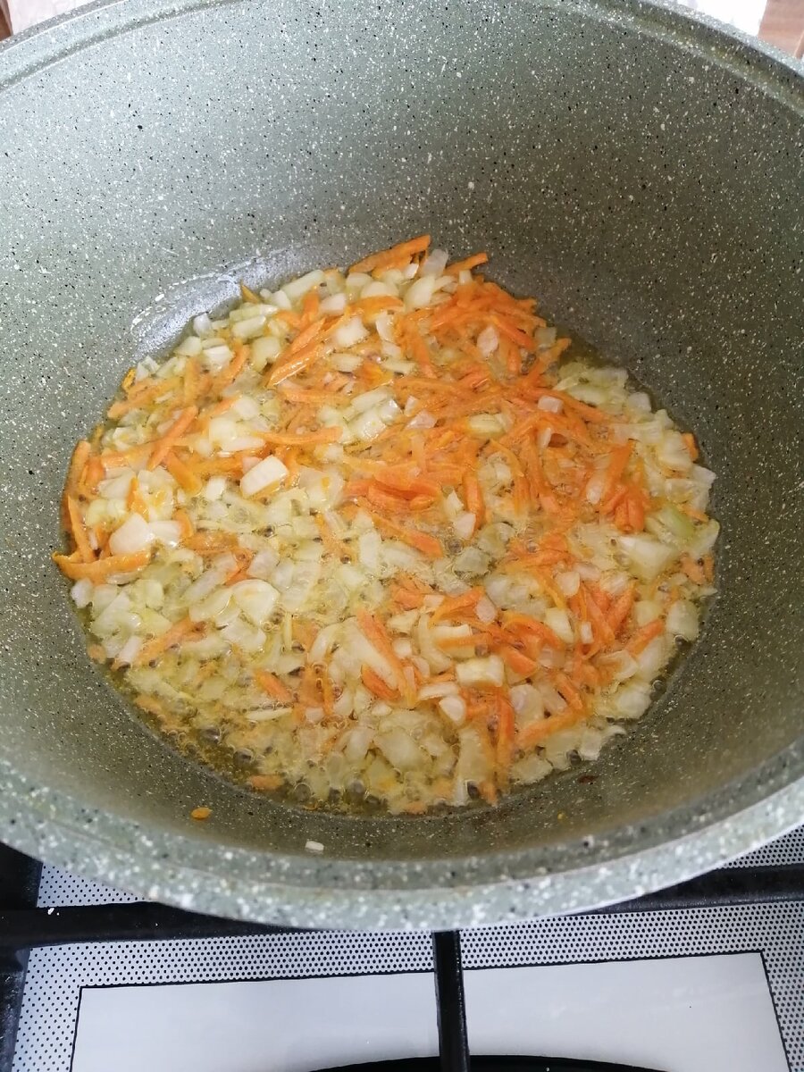 обжариваем лук и морковь