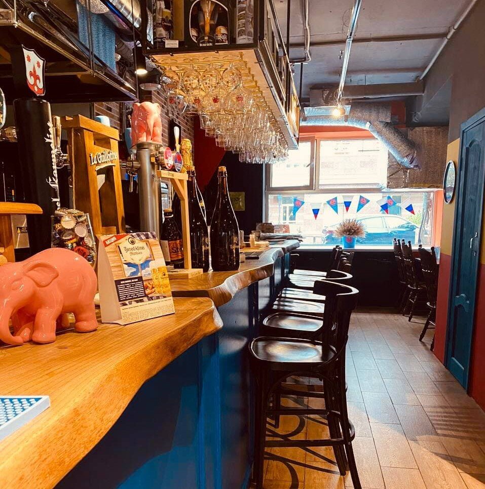 Интерьер и вид на улицу из бара "Пивной Герцог" (Мичуринский, 26)