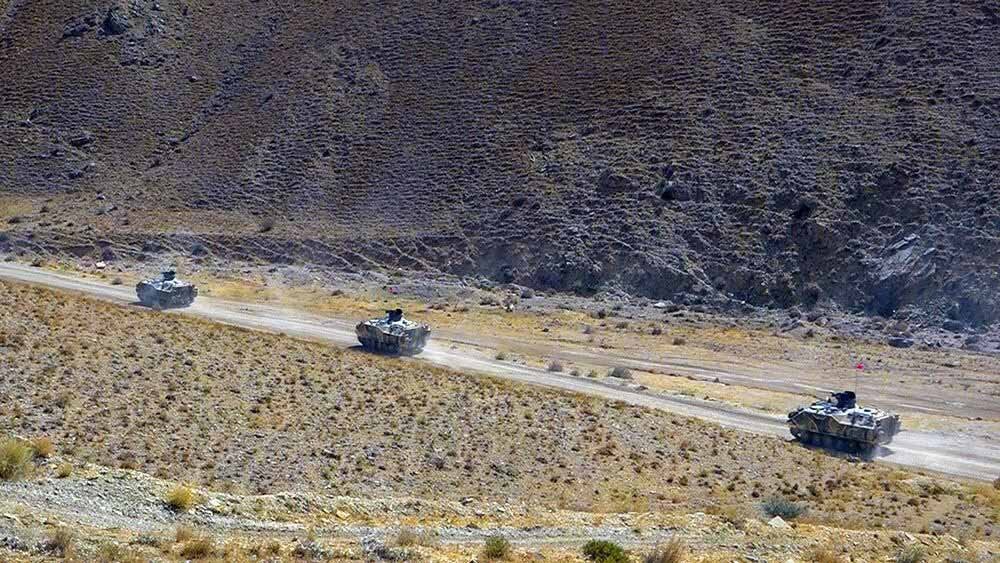 Боевая техника ВС Азербайджана на марше