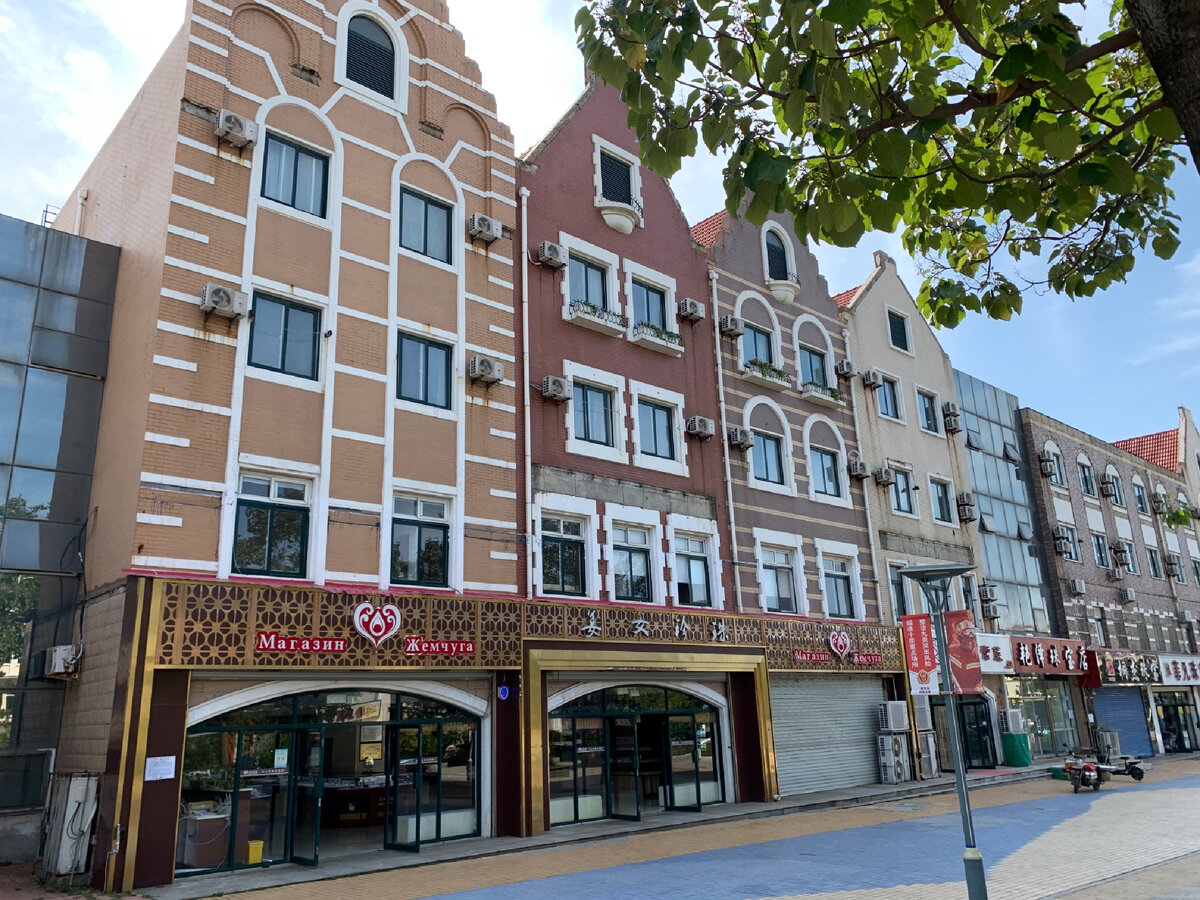 Раньше был очень известный русский курорт. Поэтому названия для русских туристов переведены;)!