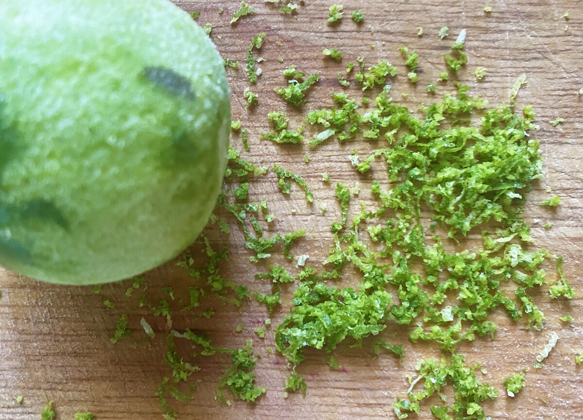 С лайма снимаю цедру, поэтому он такой ободранный