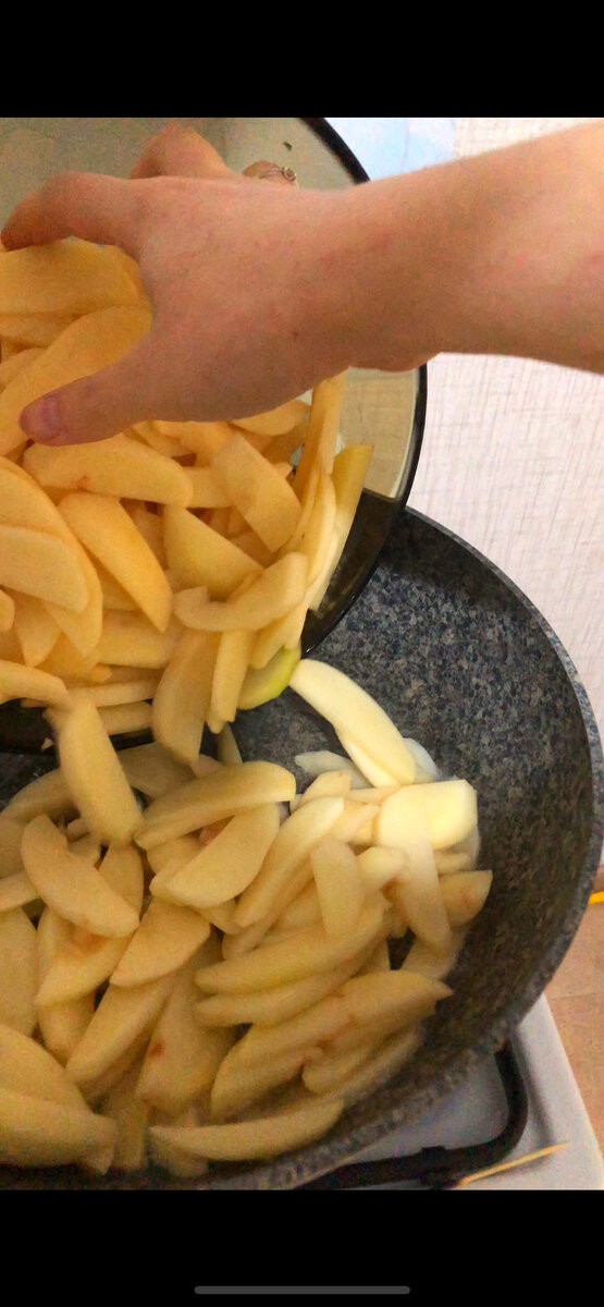 Добавляем уже на раскалённую сковороду наш картошечку и не мешаем! СТАРАЙТЕСЬ НЕ МЕШАТЬ ТАК ЧАСТО, картошечка должна прожарится до румяной корочки, и НЕ НАКРЫВАЙТЕ КРЫШКОЙ, это важно максимум перемешайте 3 раза, чтобы картошечка подрумянилась вся. Далее добавляем кусок сливочного масло и солим 👇🏻