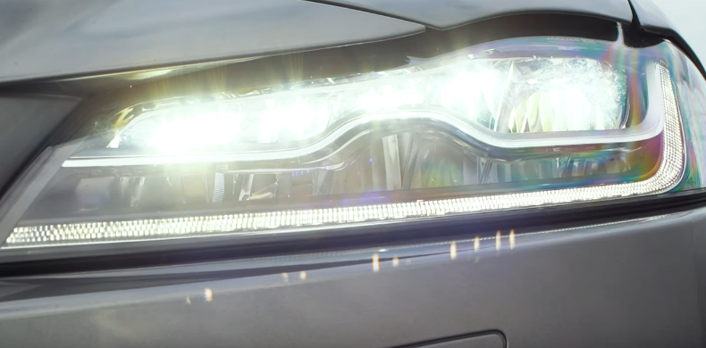 Так горят огни составных частей левой фары.