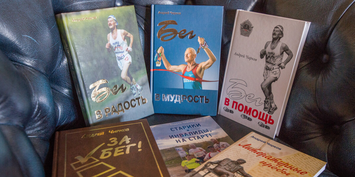 Книга, о которой пойдет речь - крайняя правая в верхнем ряду