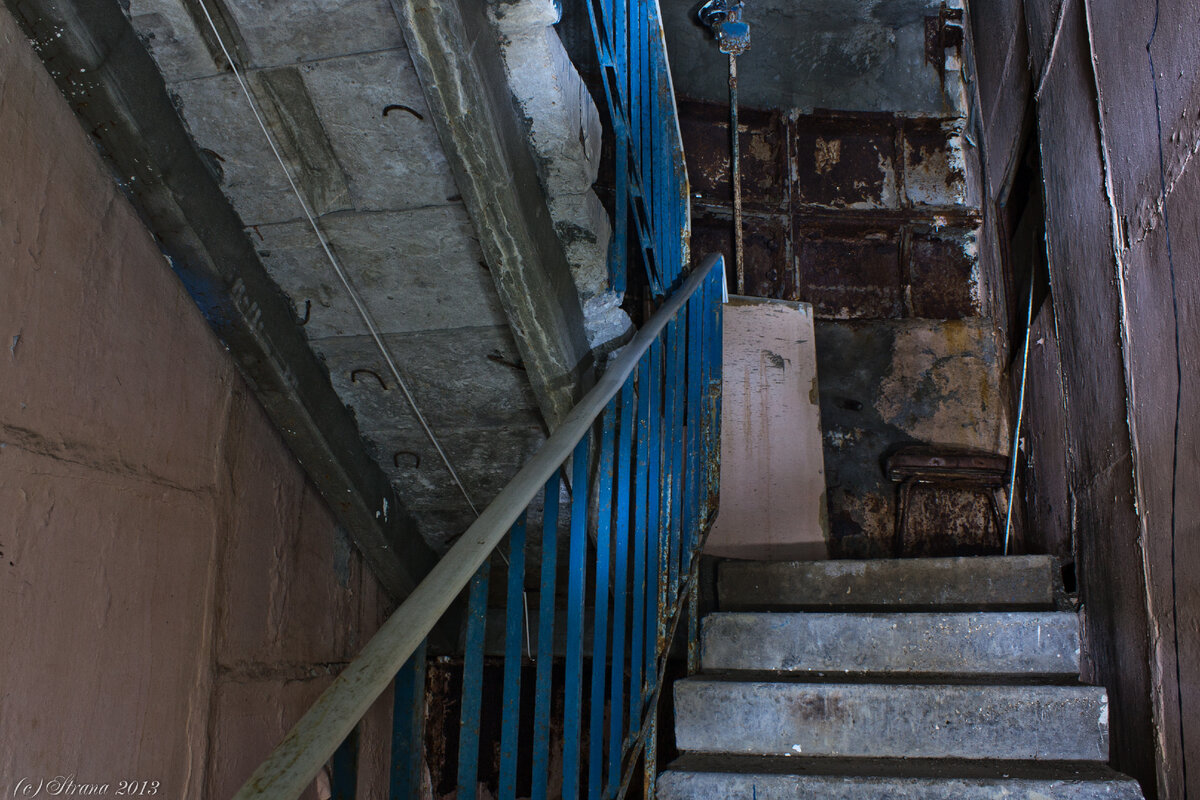 Долгий спуск на очень много ярусов, лестница как в жилом доме