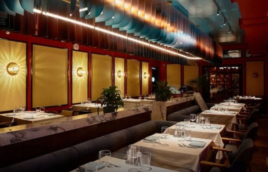 Зал ресторана с приглушенным светом