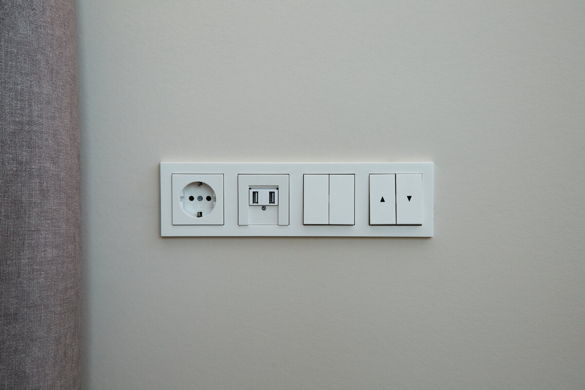 Электроустановка с разъемами для розетки, USB-выходами, выключателями освещения и кнопками управления умными шторами в ЖК Европейский. 