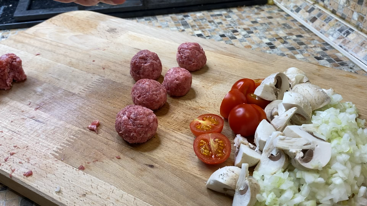 Простите за небольшой срач, но обстановка на доске в целом такая же как и в квартире. Нет женской руки(((