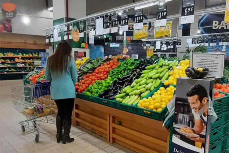 «После обвала лиры цены на продукты моментально взлетели. Базовый набор товаров первой необходимости подорожал на глазах. Хлеб, молоко, мясо, подсолнечное масло, яйца стали «кусать» кошелек, но при этом овощи и фрукты остались доступными»