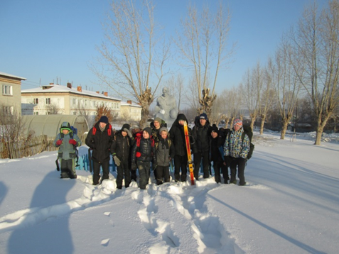 Участники 7-й мультигонки перед мемориалом защитника Отечества в деревне Баранникова.