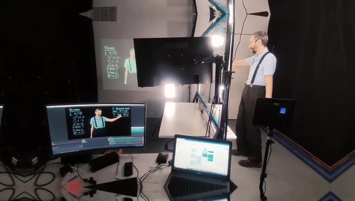 Маткульт-привет! :: Алексей Савватеев и Ко. Кадр из: «Алексей Савватеев бэкстейдж со съёмок в студии Видео Доска». Youtube, загружено Видео Доска для онлайн обучения. EdTech, 4 сент. 2020 г. https://www.youtube.com/watch?v=xQhLE2XF4kw