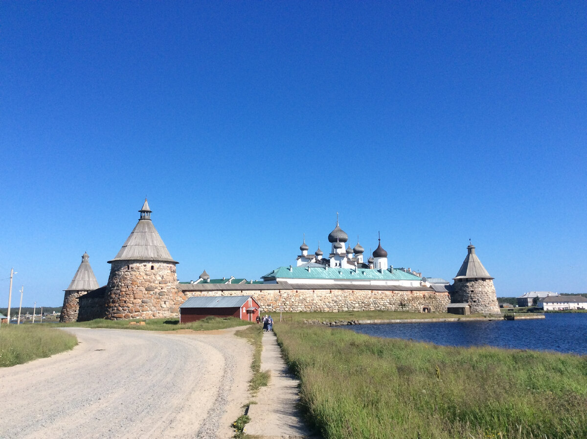 Прогноз погоды соловки. Соловецкий Кремль. Соловецкие острова Кремль. Соловецкие острова лагерь. Соловецкий монастырь с радугой.