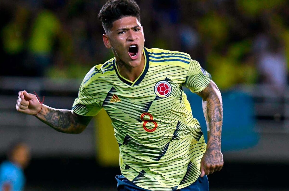 Колумбийский футболист с прической