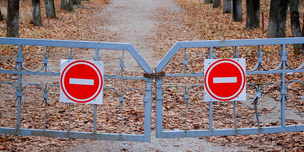 Закрывают въезд. Передвижение по России. Дорожный знак на аллее. Ограничения по перемещению по России. Ремонт дороги знак.