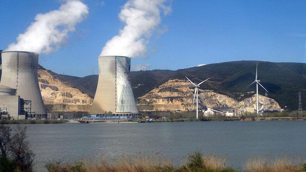 Действующая атомная электростанция на юго-востоке Франции в регионе Овернь - Рона - Альпы. Станция расположена на берегу реки Рона на территории коммуны Крюа в департаменте Ардеш в 10 км на север от города Монтелимар.