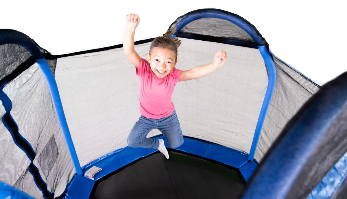 Ребенку весело прыгать на батуте!