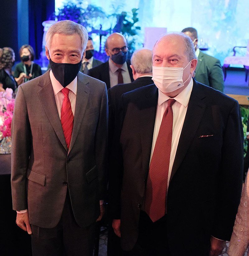 Сын Ли Куана. Можно сказать, династия Ли правит, то есть, управляет страной уже больше 60 лет. Справа, кстати, премьер Армении.