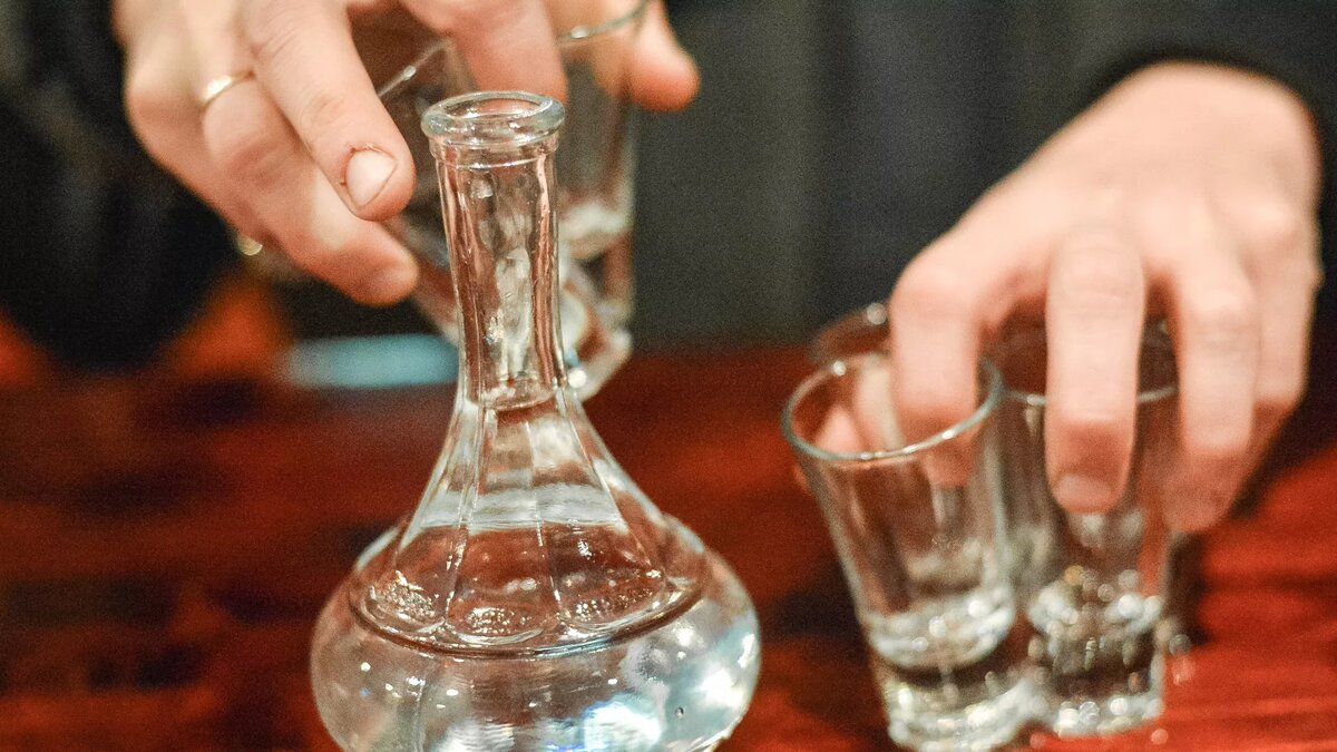 Графин и рюмки. © РИА Новости / Алексей Куденко 