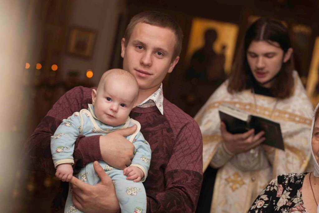 Почему крестник. Крещение ребенка. Дети с родителями в храме. Крестные родители. Православные родители.