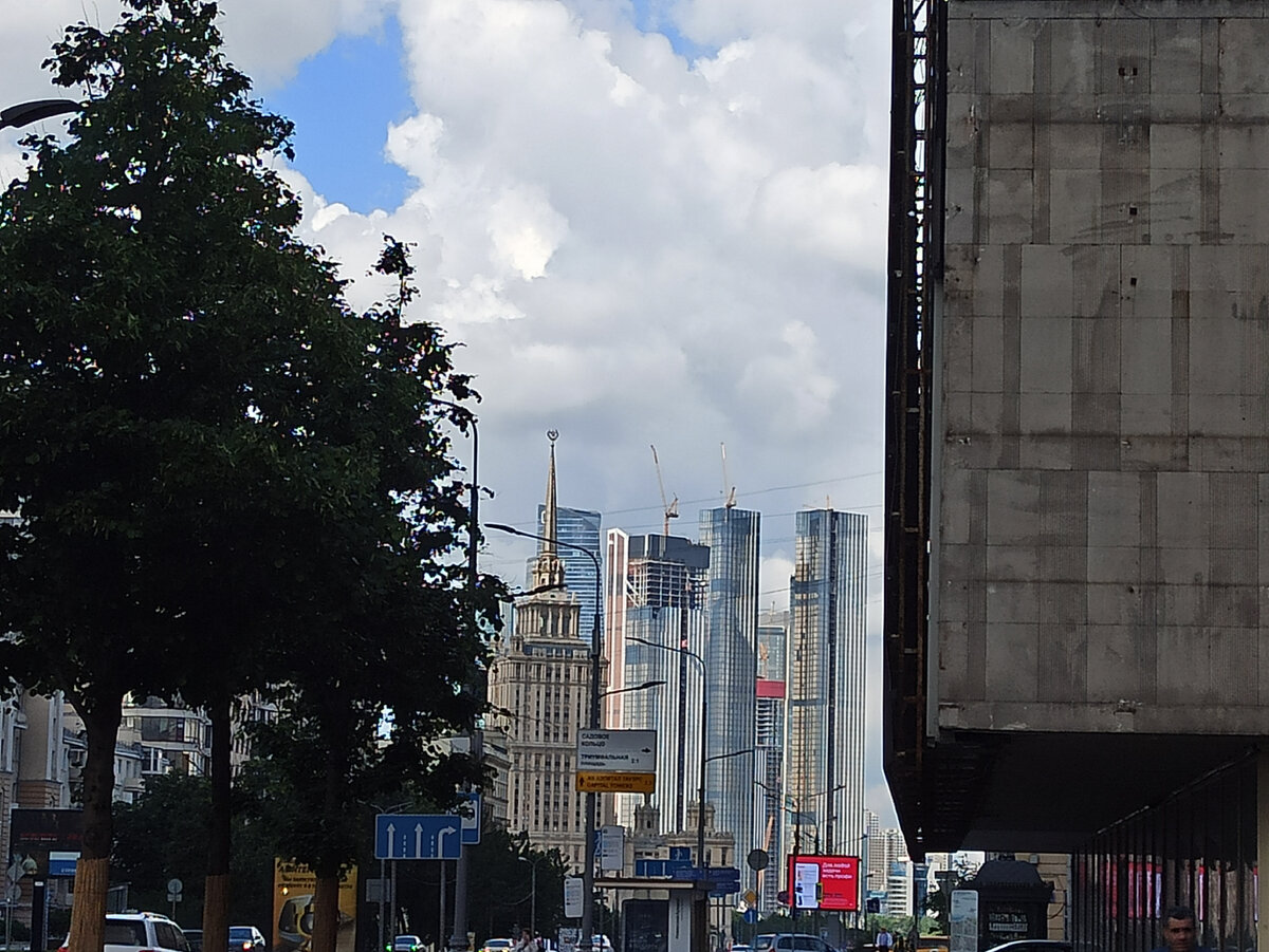 Вид на Москва-Сити с Нового Арбата.
