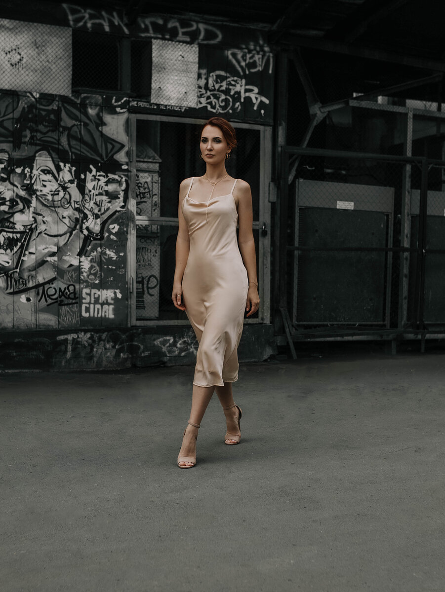 Как бы вы описали женщину на этих фото?