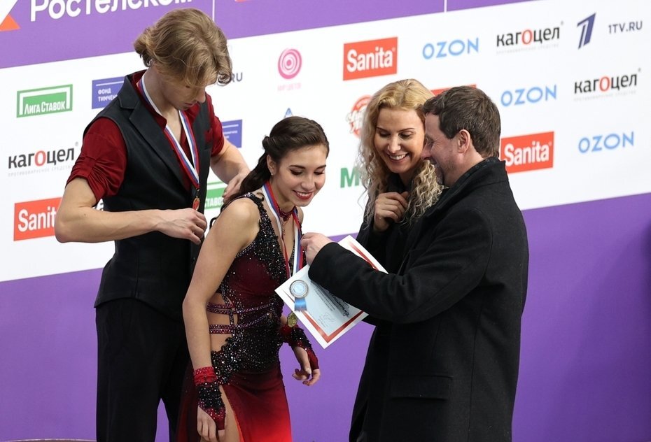 Фото: Владимир Песня/РИА Новости. Диана Дэвис и Глеб Смолкин. Слева: Этери Тутберидзе и тренер Игорь Шпильбанд