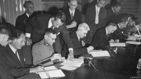 Согласно четвертой Женевской конвенции о защите гражданского населения во время войны, страна-оккупант не должна перемещать свое гражданское население на оккупированные территории