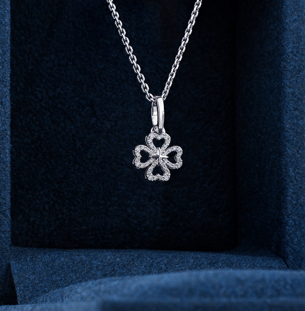 Подвеска из платины. Подвеска из платины с изумрудом. Подвеска из платины. Подвески из платины. Платиновая подвеска.