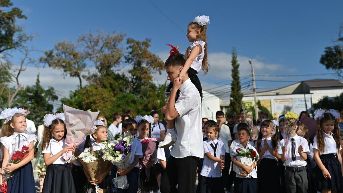    Первоклассники во время торжественной линейки© РИА Новости / Алексей Мальгавко