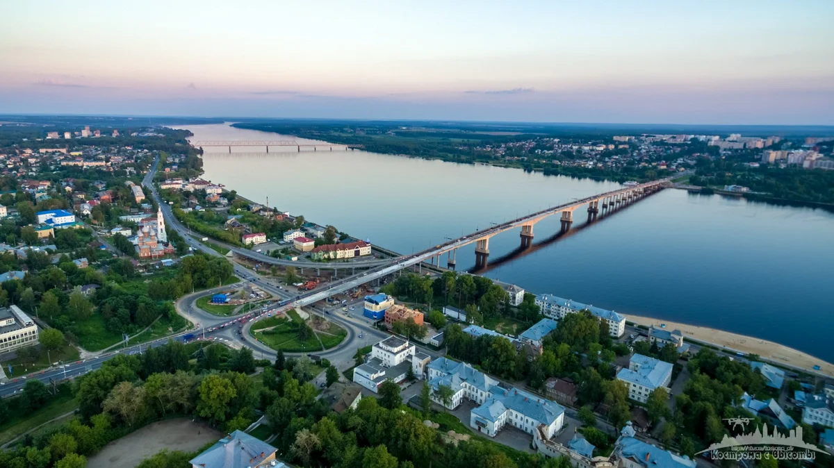 Расположен на берегу волги. Река Волга в Костроме. Кострома мост Волга. Кострома берег Волги. Кострома вид с Волги.