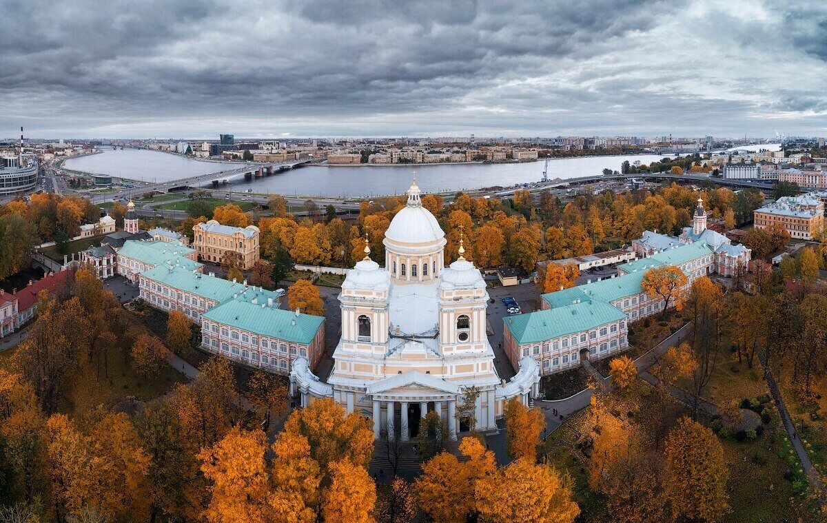 Александро-Невская Лавра в Санкт-Петербурге. Троицкий собор Александро-Невской Лавры. Александро Невская Лавра Санкт-Петербург осень. Свято-Троицкая Александро-Невская Лавра осень.