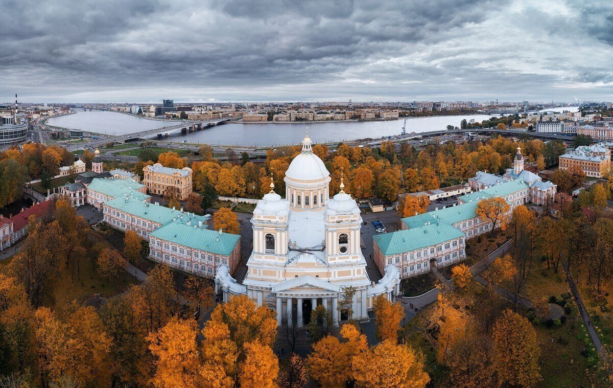 Невская лавра в санкт петербурге. Александро-Невская Лавра в Санкт-Петербурге. Троицкий собор Александро-Невской Лавры. Александро Невская Лавра Санкт-Петербург осень. Свято-Троицкая Александро-Невская Лавра осень.