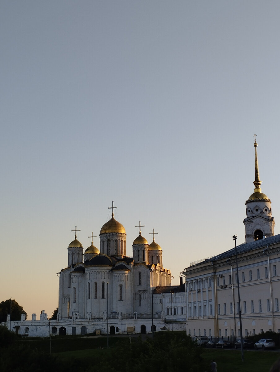 Архитектура владимира. Успенский и Дмитриевский соборы во Владимире. Успенский собор и Дмитриевский собор во Владимире. Владимир Успенский Дмитриевский соборы и золотые ворота. Успенский собор золотые ворота.