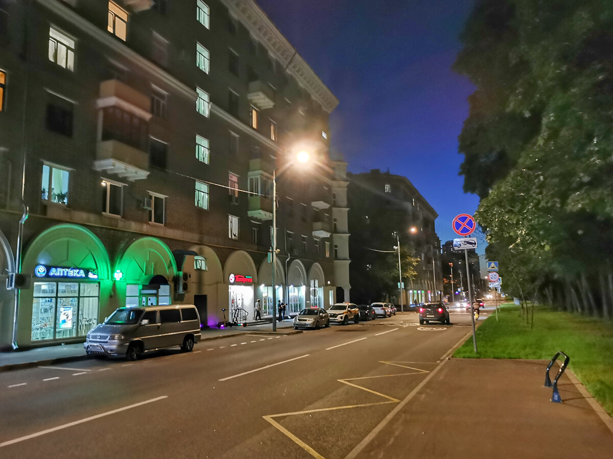 Улица Маршала Василевского. Справа - Щукинский парк.