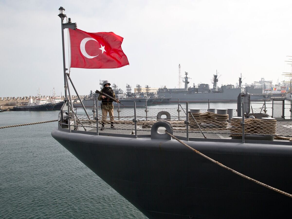    Корабль турецкого военно-морского флота TCG Turgutreis во время учений НАТО в Румынии© AP Photo / Vadim Ghirda