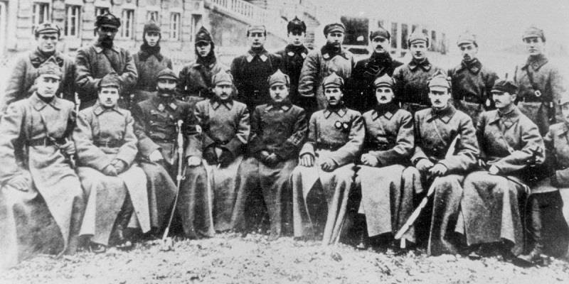 Буденный и Ворошилов среди командиров Первой Конной армии. Ефим Славский - слева в первом ряду.